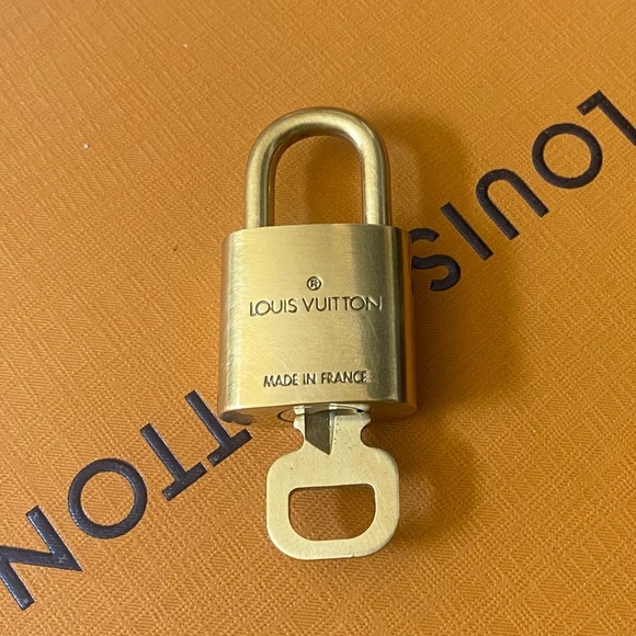 Beautiful Louis Vuitton Lock and Key - Picture 2 of 9